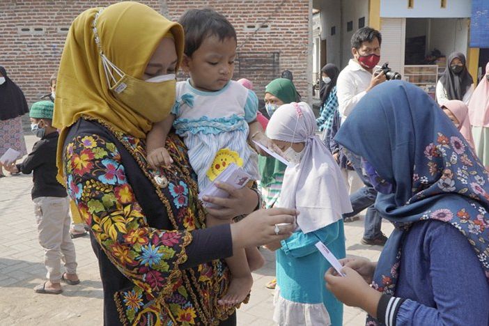 Walkot Mojokerto Bagikan Gajinya ke Anak yang Patuh Protokol Kesehatan