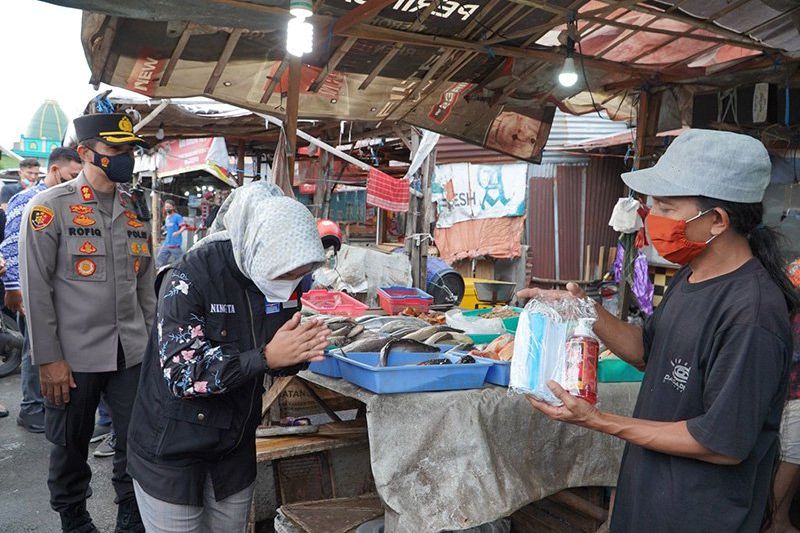 3 Pilar Kota Mojokerto Bagikan Paket Disiplin Prokes ke Pedagang Pasar dan Pusat Pertokoan