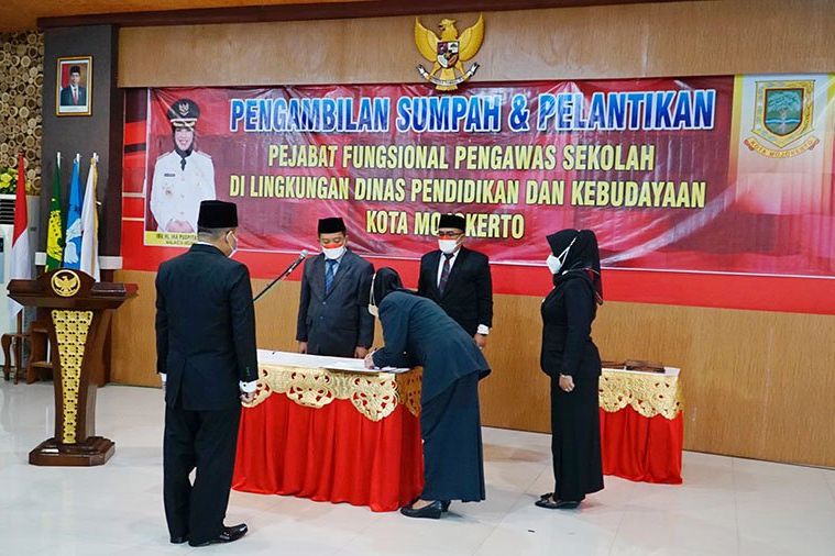 Lantik Pejabat Pengawas Sekolah Ahli Madya, Ini Pesan Ning Ita