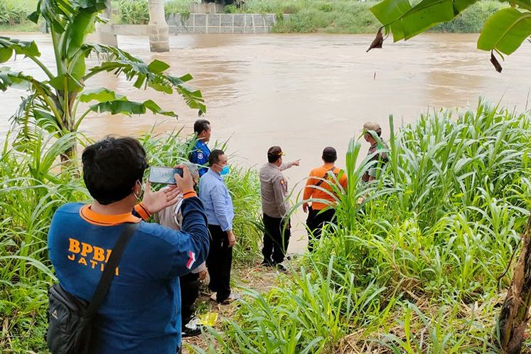 Diduga Saat BAB, Seorang Disabilitas Terpeleset dan Terseret Arus Sungai Brantas