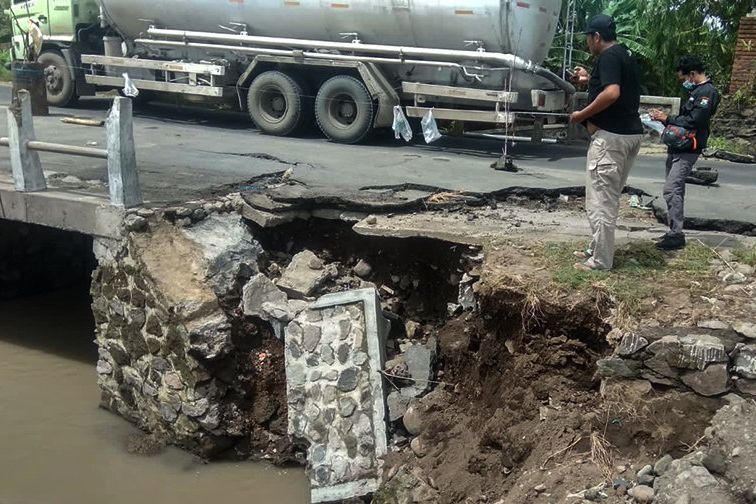 Tergerus Air Sungai, Jembatan Penghubung Dua Kecamatan di Mojokerto Rusak Parah