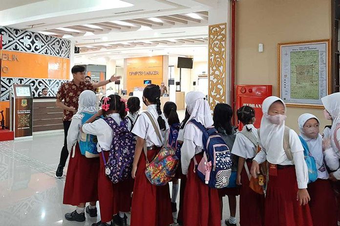 Melek Pelayanan, Puluhan Siswa SDN Magersari Kota Mojokerto Kunjungi MPP Gajah Mada