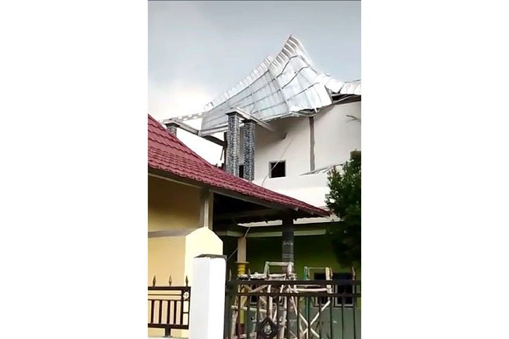 Atap Sekolah MTS di Mojokerto Diterjang Angin Puting Beliung