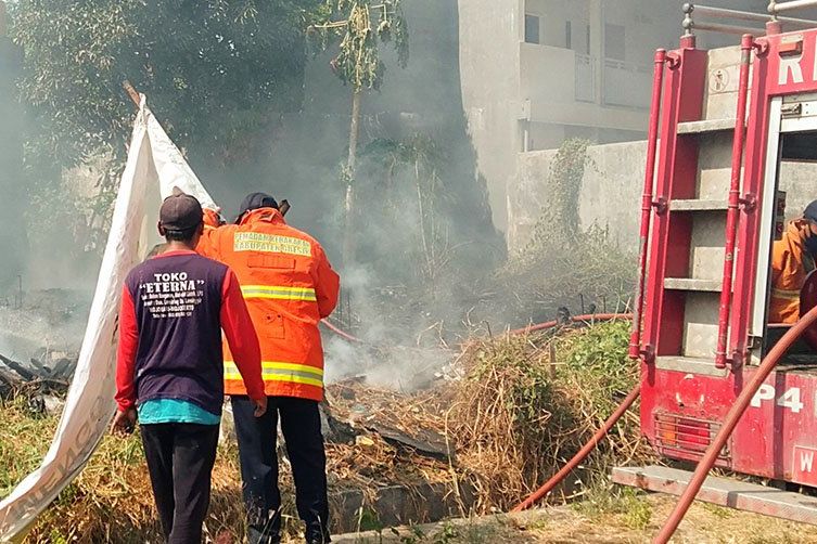 Musim Kemarau, Kebakaran Alang-alang dan Sampah di Gresik Mendominasi