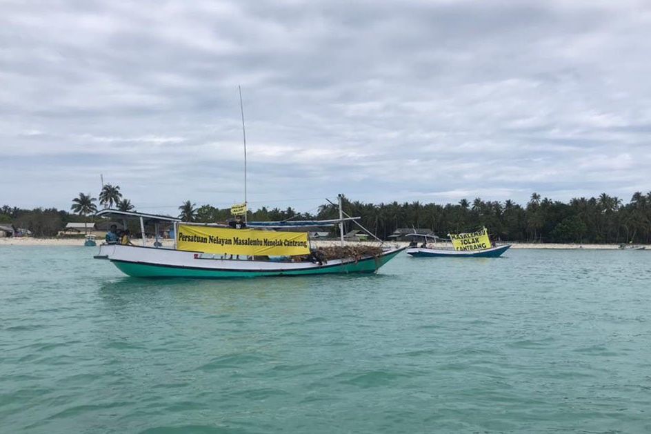 Nelayan Masalembu Pawai di Laut Tolak Cantrang
