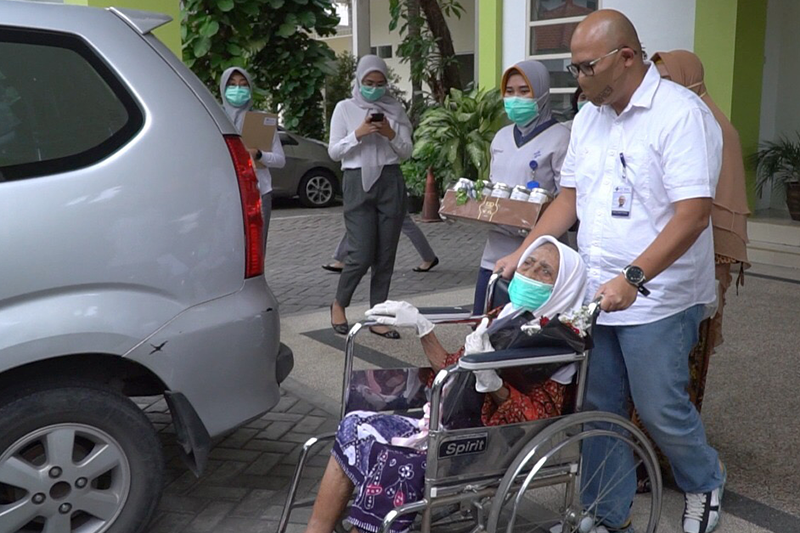 Di Balik Kisah Dokter RS PHC Surabaya Merawat Nenek Kamtin