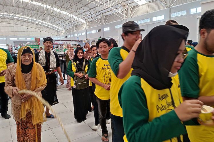 Angon Putu, Nenek di Ponorogo Ajak 48 Cucu hingga Cicitnya Belanja ke Pasar