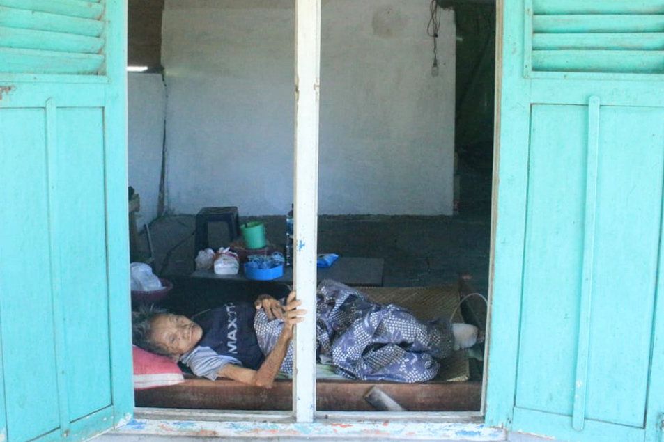 Nenek di Gresik Hidup Sebatang Kara, Lumpuh dan Butuh Perhatian Pemerintah