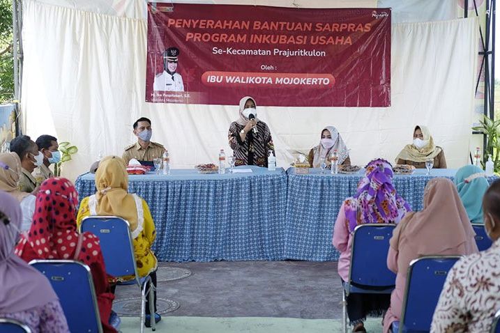 Beri Bantuan Sarpras, Ini Pesan Ning Ita Untuk Kube