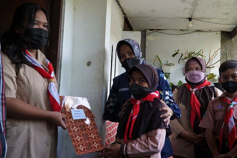 Jumat Barokah Perdana di Tahun 2022, Ning Ita Bagikan Kacamata untuk Pelajar Gangguan Penglihatan