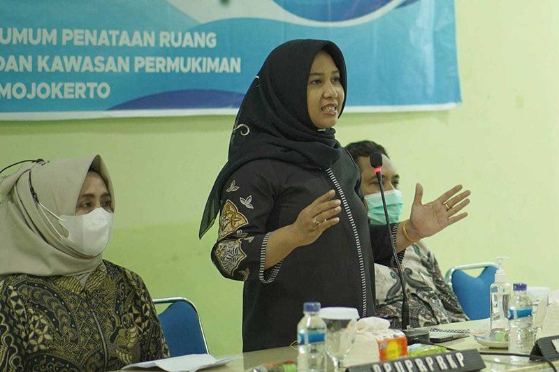 Awas..!!! Warga Pantau Proyek Pengendalian Banjir di Surodinawan Mojokerto