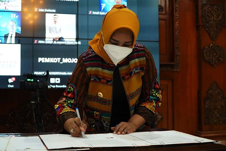 Ikhtiar Pulihkan Ekonomi Kota Mojokerto: Ning Ita Tandatangani Kesepakatan Bersama Ok Oce Ina Group