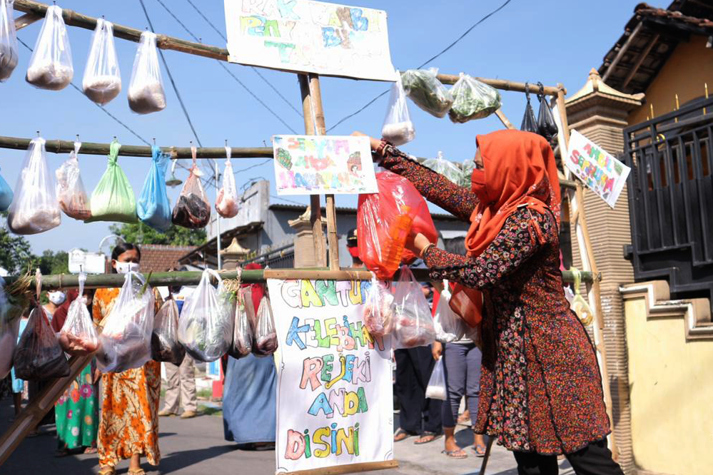 Berbagi di Tengah Covid-19, Ning Ita Bersama Emak-emak Gantungkan Bahan Makanan