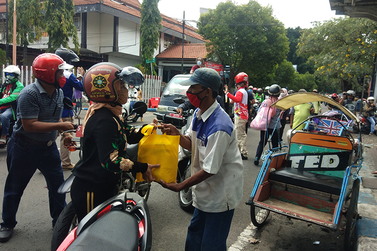 Di Tengah Pandemi Covid-19, Ning Ultah ke-41 Bagikan Masker dan Sembako