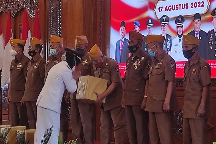 Upacara HUT RI ke 77, Ning Ita Bersama Para Veteran Ikuti Detik-detik Proklamasi