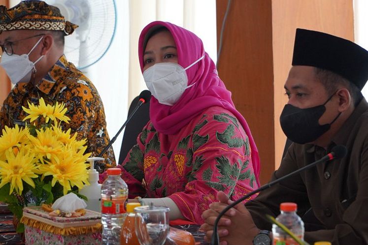 Di Kecamatan Prajurit Kulon, Ning Ita Apresiasi Usulan Pembangunan Seimbang