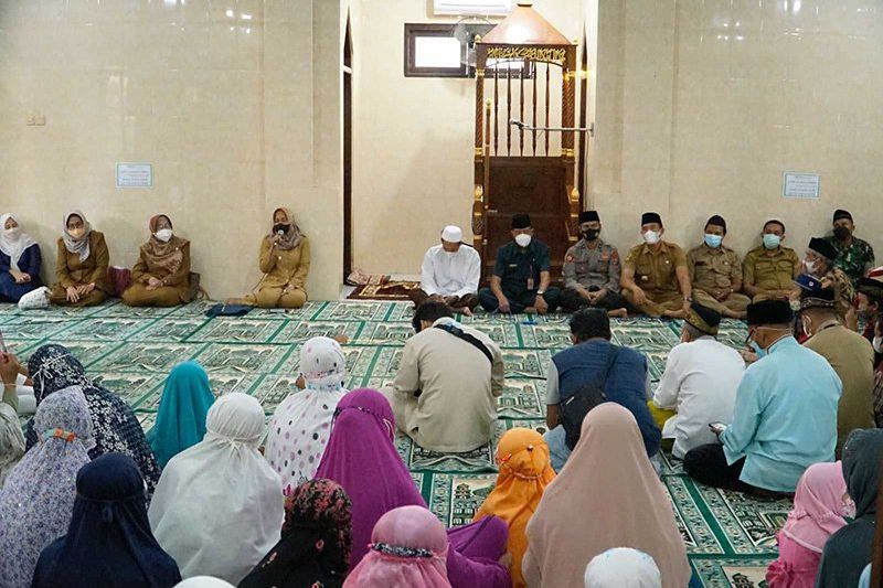 Safari Ramadan, Ning Ita Serahkan Dana Hibah Senilai Rp 100 Juta