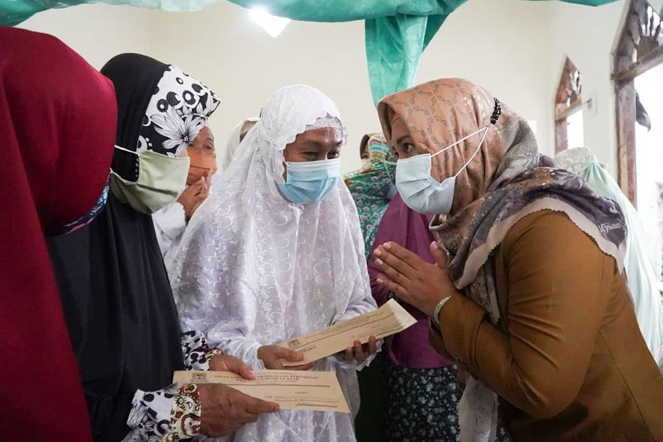 Safari Ramadan, Ning Ita Beri Bansos dan JKK-JKM untuk Tenaga Keagamaan