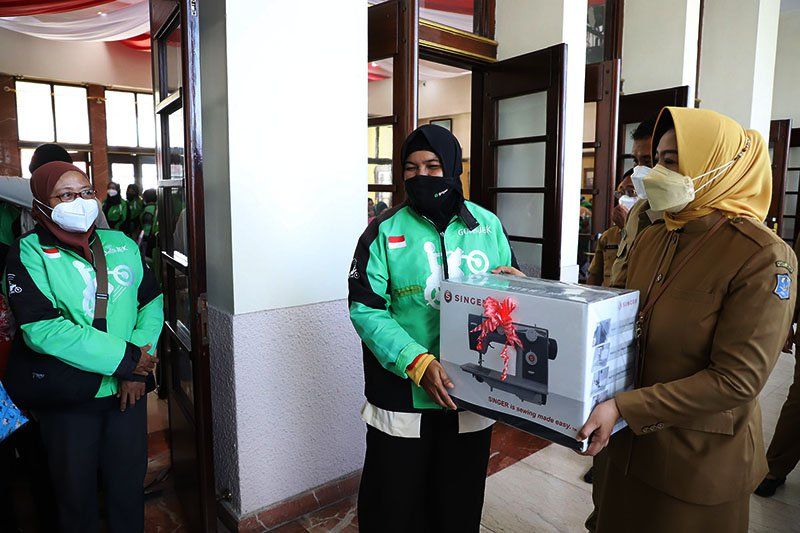 Tingkatkan Ekonomi Keluarga, 246 Pengemudi Ojol Perempuan Surabaya Dapati Pelatihan