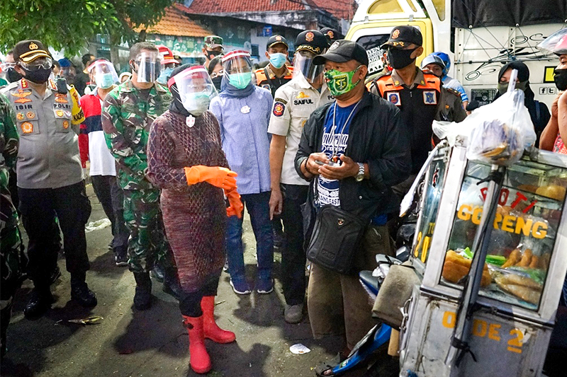 Cegah Sebaran Covid-19, Risma dan Pangkogabwilhan II Operasi Masker di Pasar