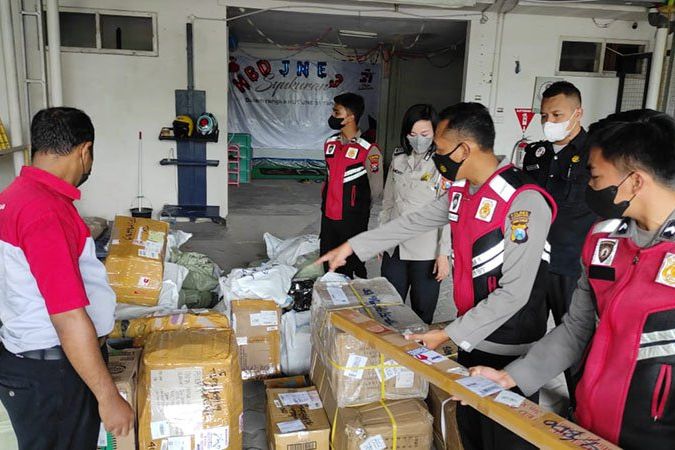Antisipasi Pengiriman Bahan Peledak Jelang Nataru 2021, Polisi Patroli Gudang Ekspedisi