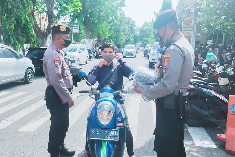 Cegah Sebaran Virus Varian Omicron, Polres Lamongan Gelar Patroli Dialogis dan Bagikan Masker