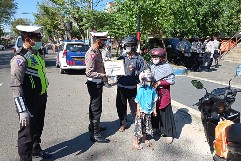 Patuh Berkendara Menerapkan Protokol Kesehaan, Pengendara Dapat Bingkisan Dari Polisi