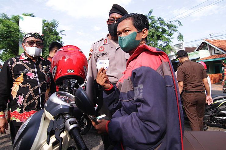 Operasi Yustisi, Satgas Covid-19 Situbondo Langsung Ajak Warga Vaksin di Tempat