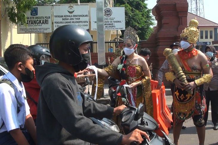Maha Patih Gajah Mada dan Ratu Tribuana Tungga Dewi Bagi Masker di Mojokerto
