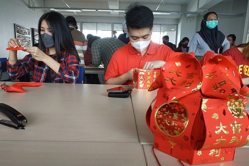 <em>Luminous</em> Jadi Ajang Unjuk Kreatifitas Mahasiswa FHIK UK Petra Membuat Ornamen Imlek