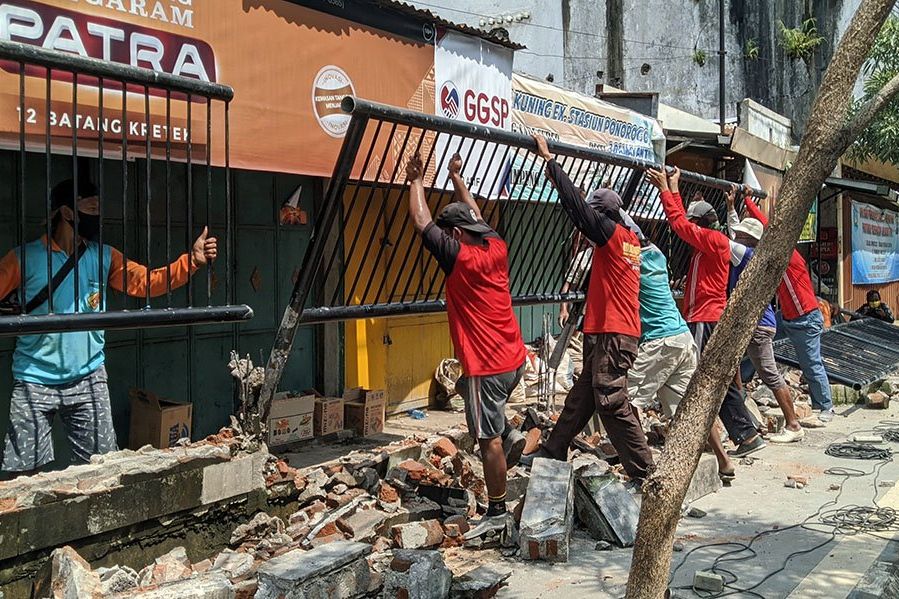 Untuk Kenyamanan, Pagar Mengelilingi Pedagang Pasar eksstasiun Dirobohkan
