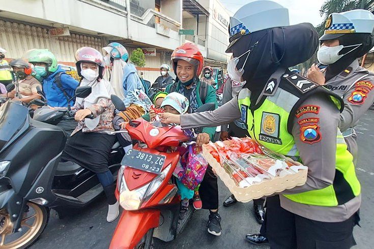 Hari Lalu Lintas, Polresta Mojokerto Bagi Coklat dan Helm