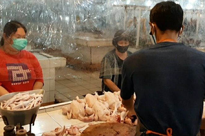 Terapkan Protokol Kesehatan, Puluhan Pasar Tradisional di Surabaya Sudah Dilengkapi Tirai Plastik