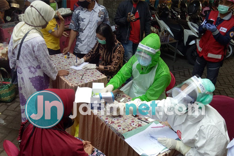 300 Pedagang dan Pengunjung di Pasar Mojokerto Jalani <em>Rapid Test On The Spot </em>Covid-19