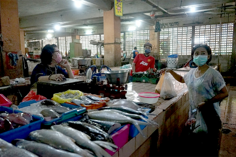 Transaksi Jual Beli di Pasar Wajib Pakai Masker, Uang Disemprot Hand Sanitizer