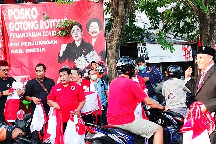 Semarak HUT RI Ke-77, DPC PDI-P Gresik Bagikan Ribuan Bendera Merah Putih