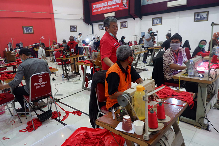 DPD PDIP Jatim Ubah Kantor Jadi Konveksi Masker dan Bengkel Las Wastafel Portable
