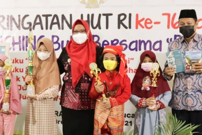 Pelajar SD di Gresik Buat Buku Surat Kecil untuk Bupati Gresik