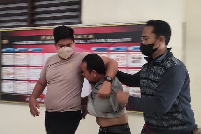 Tidak Butuh Waktu Lama, Pelaku Perampok Toko Emas Mojokerto Ditangkap di Tengah Hutan