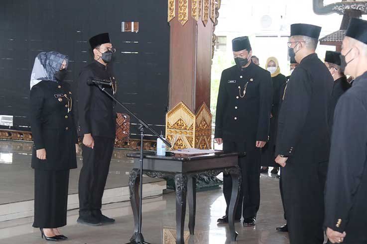   Bupati Mojokerto Lantik Pejabat Pimpinan Tinggi Pratama dan Administrator