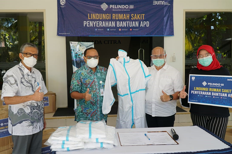 Pelindo III Salurkan 2000 Hazmat ke RS PHC Surabaya