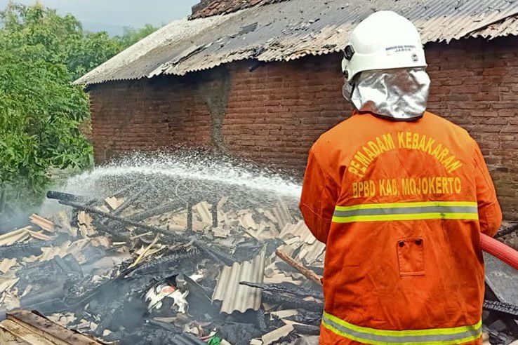 Rumah di Mojokerto Ludes Terbakar