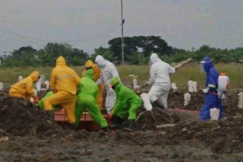 Sebaran Covid-19 Turun, Pemakaman Prokes di Surabaya Nol