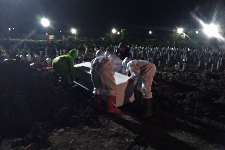 Di Balik Bekerja Tanpa Pamrih, Ini Kisah Petugas Pemakaman Jenazah Covid-19 di Surabaya