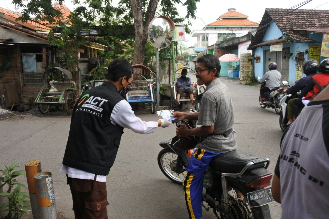 ACT Jawa Timur Bagikan Masker Kain Untuk Masyarakat Surabaya