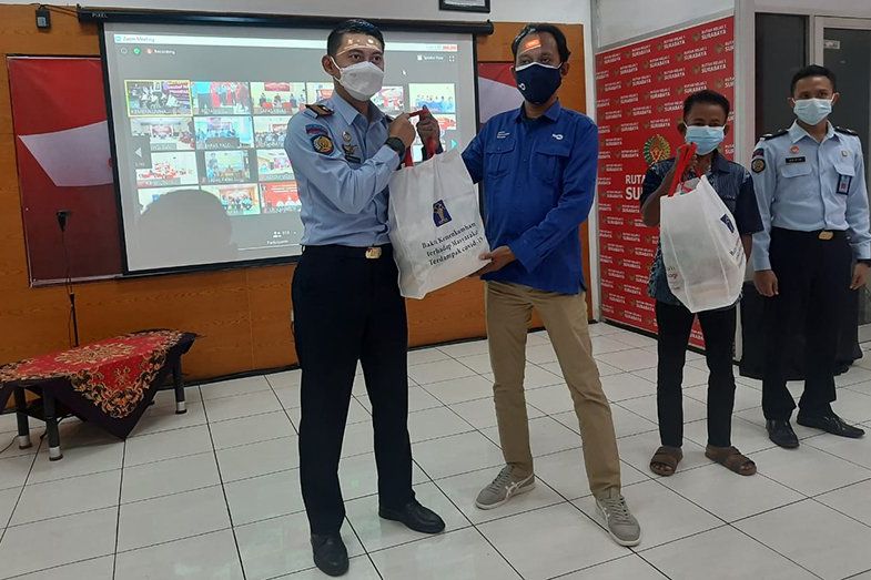 Bakti Kemenkumham, Rutan Kelas I Surabaya Medaeng Berikan Paket Sembako ke Warga Terdampak Covid