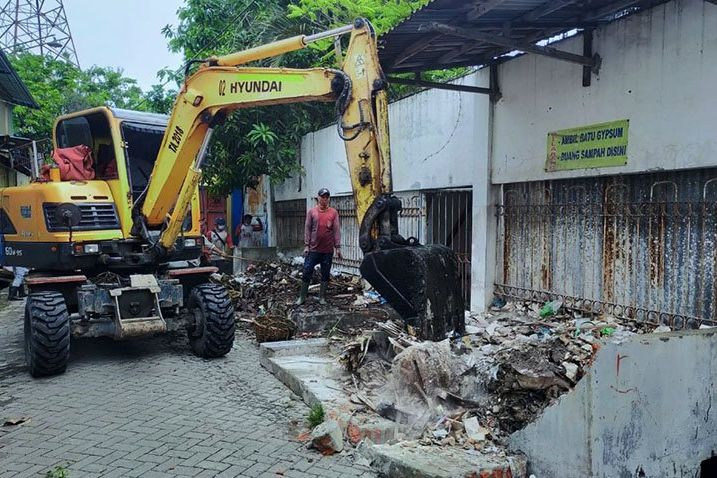 Normalisasi Saluran, Sampah Menyumbat jadi Penyebab Genangan di Kelurahan Gading