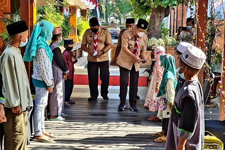 Peringati Hari Pramuka, Kwarcab Kota Mojokerto Santuni Puluhan Anak Yatim