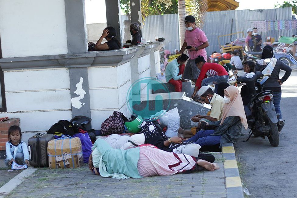 Ratusan Pemudik Tujuan Pulau Ra’as Madura Tertahan di Pelabuhan Jangkar Situbondo