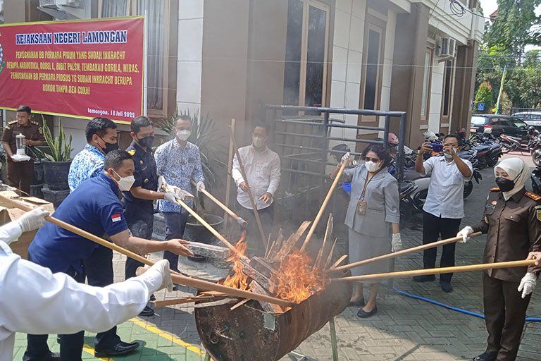 Kasus Narkoba Tertinggi, Kejari Lamongan Musnahkan BB 1.247 Gram SS